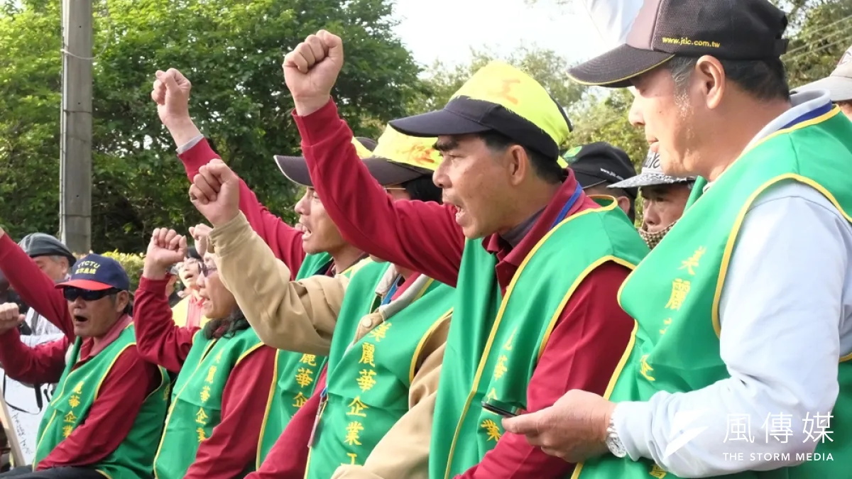美麗華工會於罷工現場籌備一桌工人尾牙,並抗議資方無預警解雇。(謝孟穎攝)
