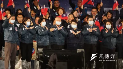 國民黨總統候選人韓國瑜陣營29日晚上在台中舉辦中台灣造勢晚會,中部7縣市首長全員到齊喊「拒絕空污、拒絕民進黨」。(盧逸峰攝)