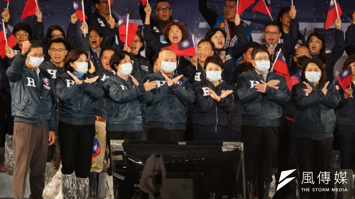 國民黨總統候選人韓國瑜陣營29日晚上在台中舉辦中台灣造勢晚會,中部7縣市首長全員到齊喊「拒絕空污、拒絕民進黨」。(盧逸峰攝)