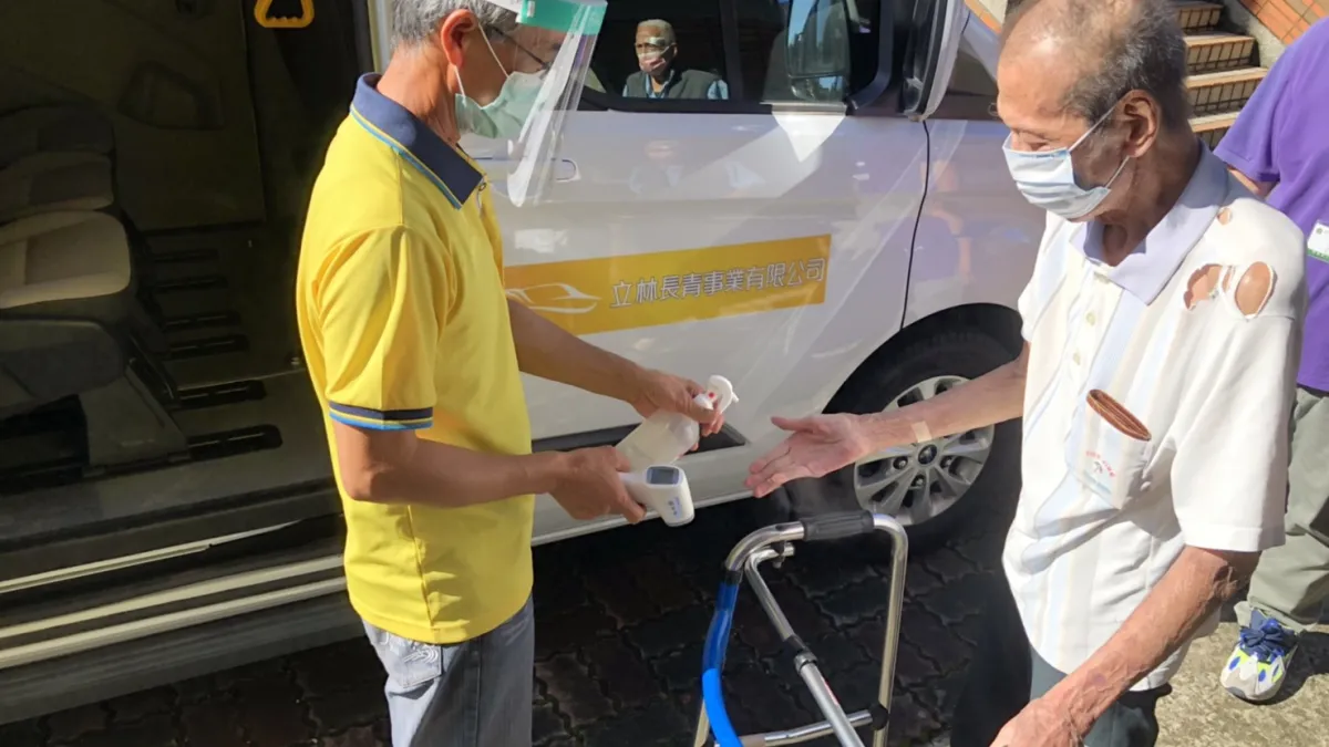 台中市政府社會局主動服務,媒合立林長青事業交通車,接送山城獨居長輩施打疫苗。(圖/台中市政府社會局提供)