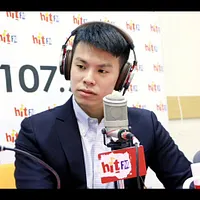 「台智電」総経理鄭亦麟氏は、経済部機要職在任中に台電へ便宜を図ったとされ、26日に台北地検に拘束された。(写真/YouTube蔻蔻モーニングより) 「台智電」総経理鄭亦麟氏は、経済部機要職在任中に台電へ便宜を図ったとされ、26日に台北地検に拘束された。(写真/YouTube蔻蔻モーニングより)