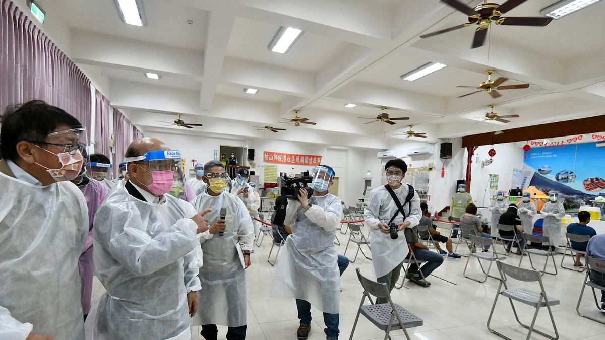 除了行政院政務顧問丁怡銘先打疫苗,食藥署也被爆「超打疫苗」,圖為行政院長蘇貞昌視察楓港善餘村疫苗施打站。(行政院提供) 除了行政院政務顧問丁怡銘先打疫苗,食藥署也被爆「超打疫苗」,圖為行政院長蘇貞昌視察楓港善餘村疫苗施打站。(行政院提供)