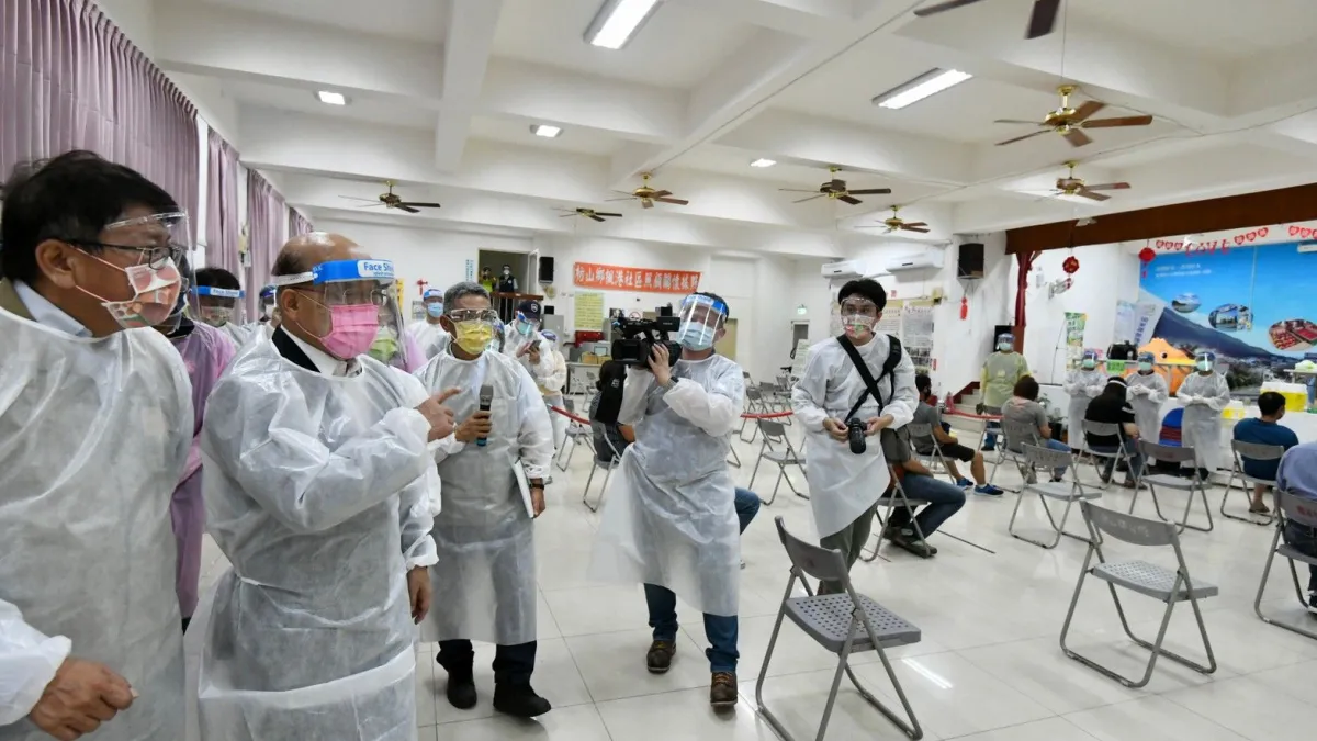 除了行政院政務顧問丁怡銘先打疫苗,食藥署也被爆「超打疫苗」,圖為行政院長蘇貞昌視察楓港善餘村疫苗施打站。(行政院提供)