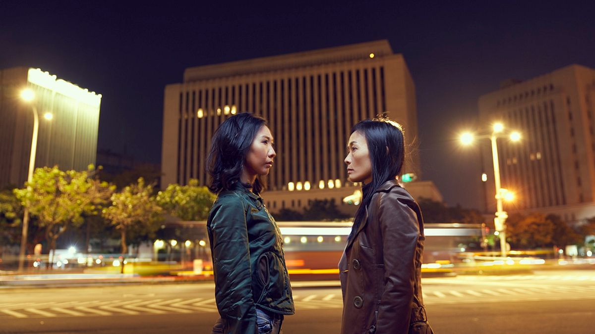 《在棉花田的孤寂》將原先的男性角色改成兩位女演員,讓空間不明確、性別也模糊的情況下,邀請觀眾聆聽耳機傳來的私密對話,重新思索個人、空間與社會的距離和關係。(圖/兩廳院提供) 《在棉花田的孤寂》將原先的男性角色改成兩位女演員,讓空間不明確、性別也模糊的情況下,邀請觀眾聆聽耳機傳來的私密對話,重新思索個人、空間與社會的距離和關係。(圖/兩廳院提供)