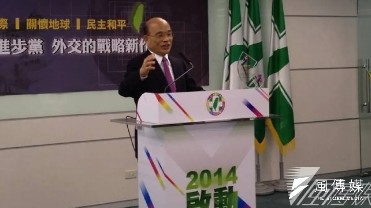 民進黨黨主席蘇貞昌27日中午在民進黨中央舉行「民進黨外交戰略新作為手冊」記者會。(王立柔攝)