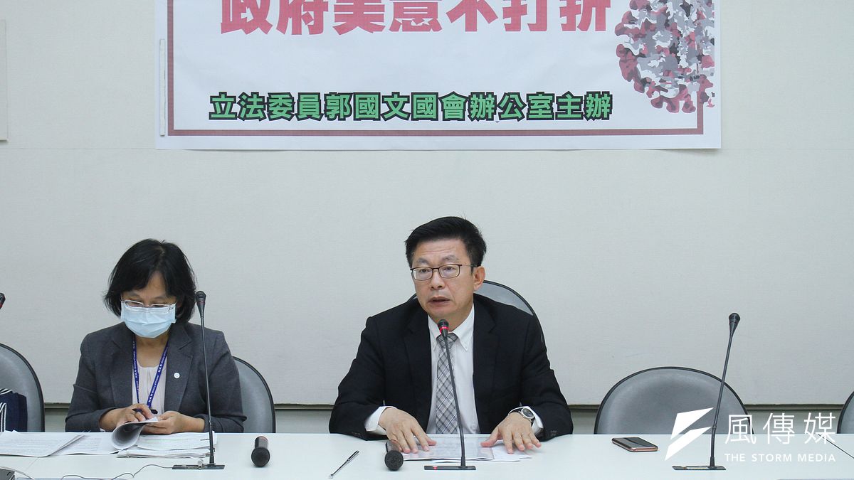 20200406-立委郭國文(右)於立院召開「紓困補貼百分百,政府美意不打折」記者會,左為財政部賦稅署副署長李怡慧。 (蔡親傑攝) 20200406-立委郭國文(右)於立院召開「紓困補貼百分百,政府美意不打折」記者會,左為財政部賦稅署副署長李怡慧。 (蔡親傑攝)