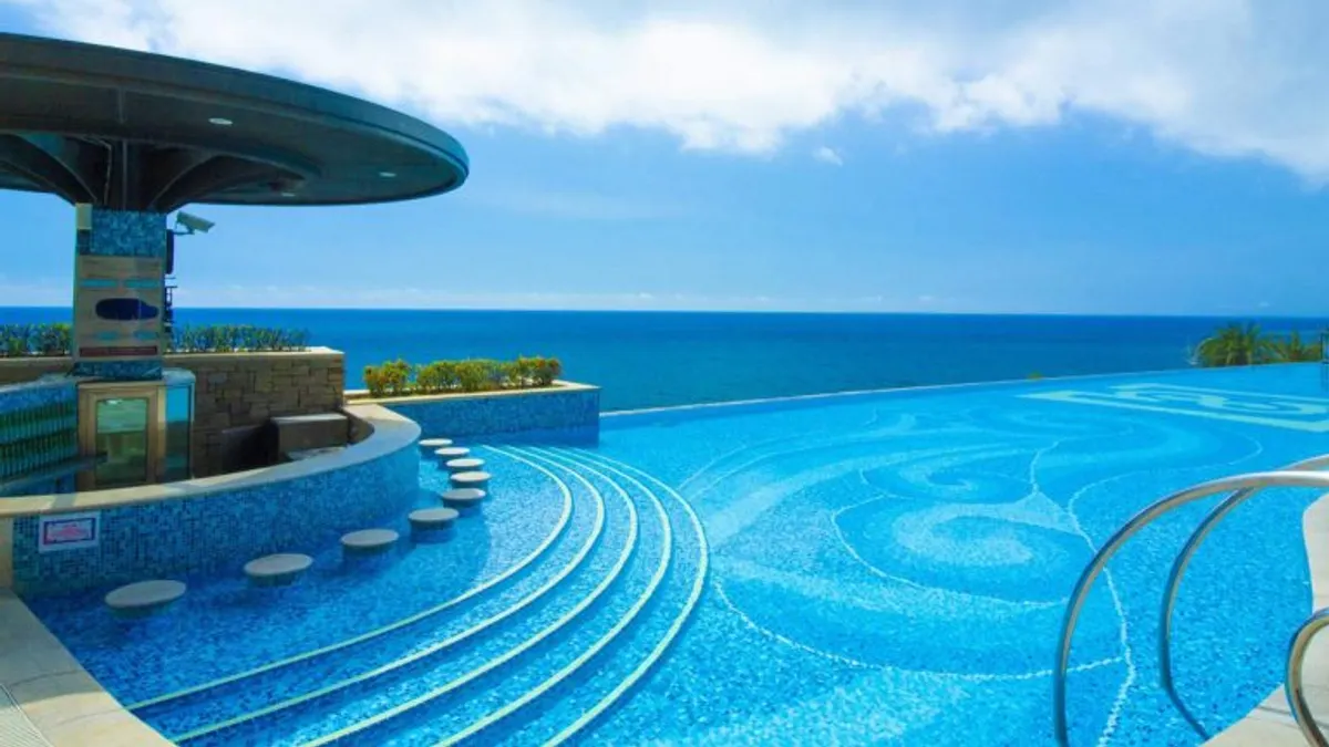 夏天來了!想去泡水消暑又不想在海邊人擠人嗎?無邊際泳池飯店推薦,在旅館就能享受海天一線。(圖/HotelsCombined提供) 夏天來了!想去泡水消暑又不想在海邊人擠人嗎?無邊際泳池飯店推薦,在旅館就能享受海天一線。(圖/HotelsCombined提供)