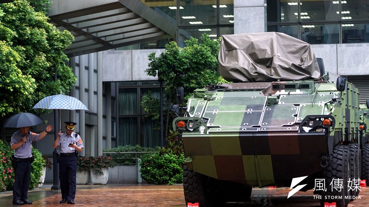 陸軍關渡指揮部今天下午接獲派令後,調動4輛雲豹甲車在內等車輛,進駐新北市府,以因應昌鴻颱風可能帶來的災情。(蘇仲泓攝) 陸軍關渡指揮部今天下午接獲派令後,調動4輛雲豹甲車在內等車輛,進駐新北市府,以因應昌鴻颱風可能帶來的災情。(蘇仲泓攝)