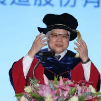 TSMC Chairman CC Wei (魏哲家) received an honorary doctorate from Asia University (亞洲大學), delivering a speech on artificial intelligence development and expressing gratitude to TSMC founder Morris Chang (張忠謀), who gave him his start. (CNA) TSMC Chairman CC Wei (魏哲家) received an honorary doctorate from Asia University (亞洲大學), delivering a speech on artificial intelligence development and expressing gratitude to TSMC founder Morris Chang (張忠謀), who gave him his start. (CNA)