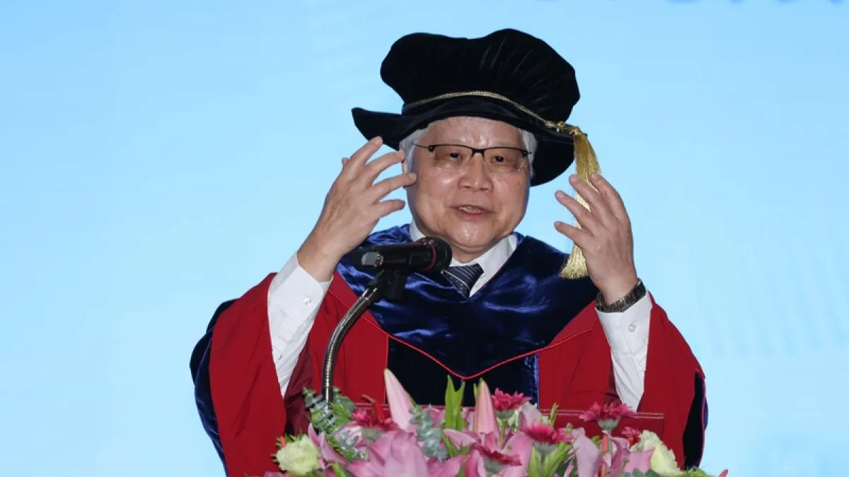 魏哲家獲亞洲大學頒授名譽博士(2) 台灣積體電路製造股份有限公司董事長魏哲家(圖)21日獲亞洲大學頒授名譽博士,在演講中分享人工智慧(AI)發展,更感謝提拔他的台積電創辦人張忠謀。(中央社)