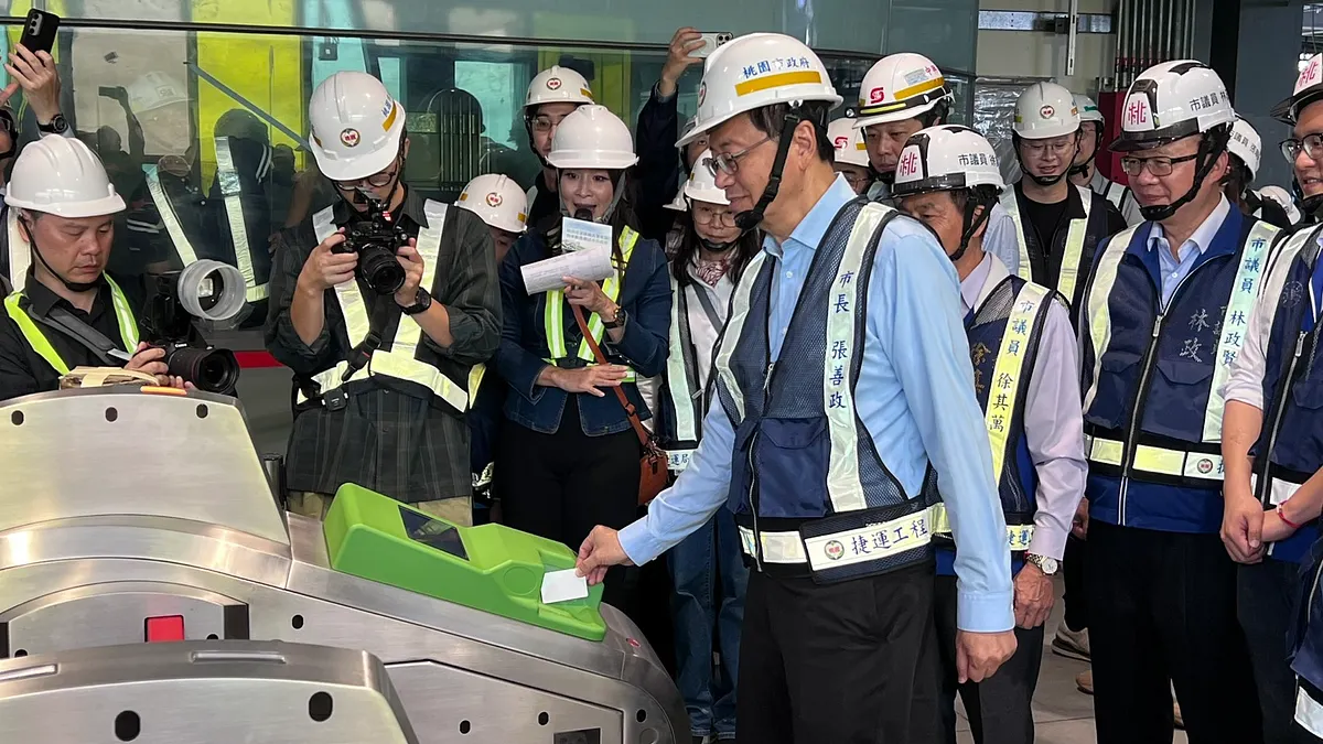 桃園市長張善政搭乘列車進行視察,體驗刷卡進出站。(圖/王維傑攝) 桃園市長張善政搭乘列車進行視察,體驗刷卡進出站。(圖/王維傑攝)