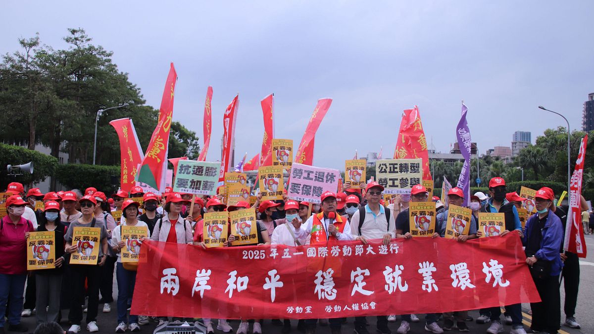 2025年五一大遊行登場,勞動黨、勞動人權協會號召近400名勞工群眾參與,痛批政府「不顧民生搞抗中,跪舔美國賣勞工」。(勞動黨提供) 2025年五一大遊行登場,勞動黨、勞動人權協會號召近400名勞工群眾參與,痛批政府「不顧民生搞抗中,跪舔美國賣勞工」。(勞動黨提供)