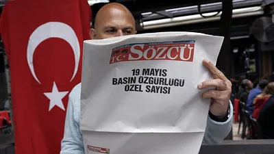 土耳其超級總統艾爾多安將魔爪伸向反對派報紙《發言人》(Sozcu),相關消息指出政府於19日下達拘捕令,欲逮補該報老闆及3名員工,但代表律師則表示僅收到「搜索令」。(AP)