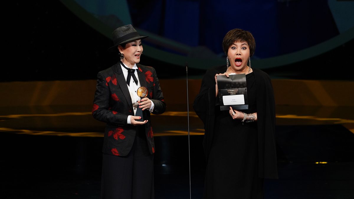 第29屆傳藝金曲獎於11日晚間登場,歌仔戲演員唐美雲、京劇演員魏海敏在擔綱中場演出後,接著共同擔任頒獎人,隨即便由唐美雲奪下年度最佳演員。(國立傳統藝術中心提供) 第29屆傳藝金曲獎於11日晚間登場,歌仔戲演員唐美雲、京劇演員魏海敏在擔綱中場演出後,接著共同擔任頒獎人,隨即便由唐美雲奪下年度最佳演員。(國立傳統藝術中心提供)