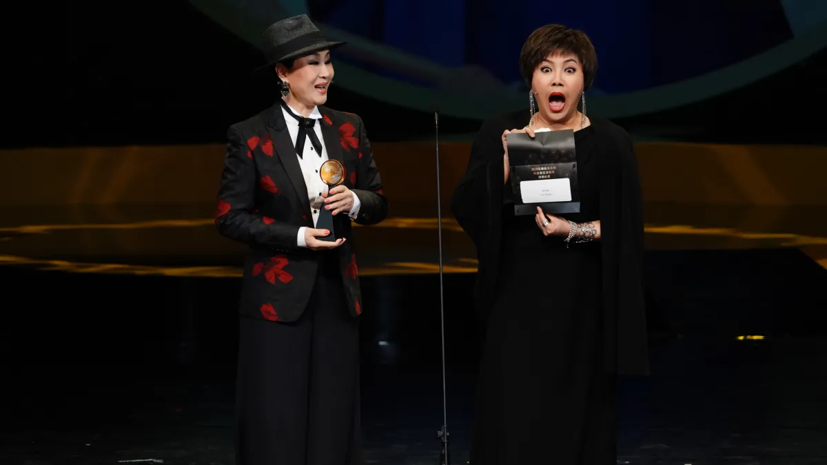 第29屆傳藝金曲獎於11日晚間登場,歌仔戲演員唐美雲、京劇演員魏海敏在擔綱中場演出後,接著共同擔任頒獎人,隨即便由唐美雲奪下年度最佳演員。(國立傳統藝術中心提供)