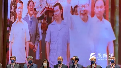 蔡英文總統出席蔣經國紀念圖書館揭幕。左起:朱雲漢、郝龍斌、柯文哲、蔡英文、錢復、馬英九、連戰、蔣友松。這是近來蔡英文少數和在野黨政治人物同台的場合。(風傳媒)