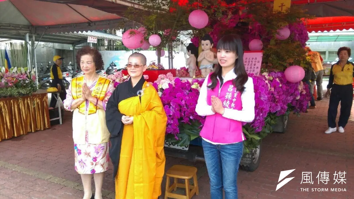 民進黨中執委呂孫綾(右)受到質疑,選對會經討論後決暫緩,待下次中執會再處理。(取自呂孫綾臉書)