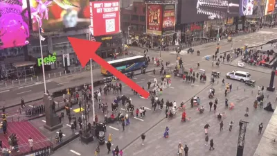 小商人在紐約廣場買廣告。(圖/翻攝自FB/Gtokevin小商人靠北幹古股份有限公司)
