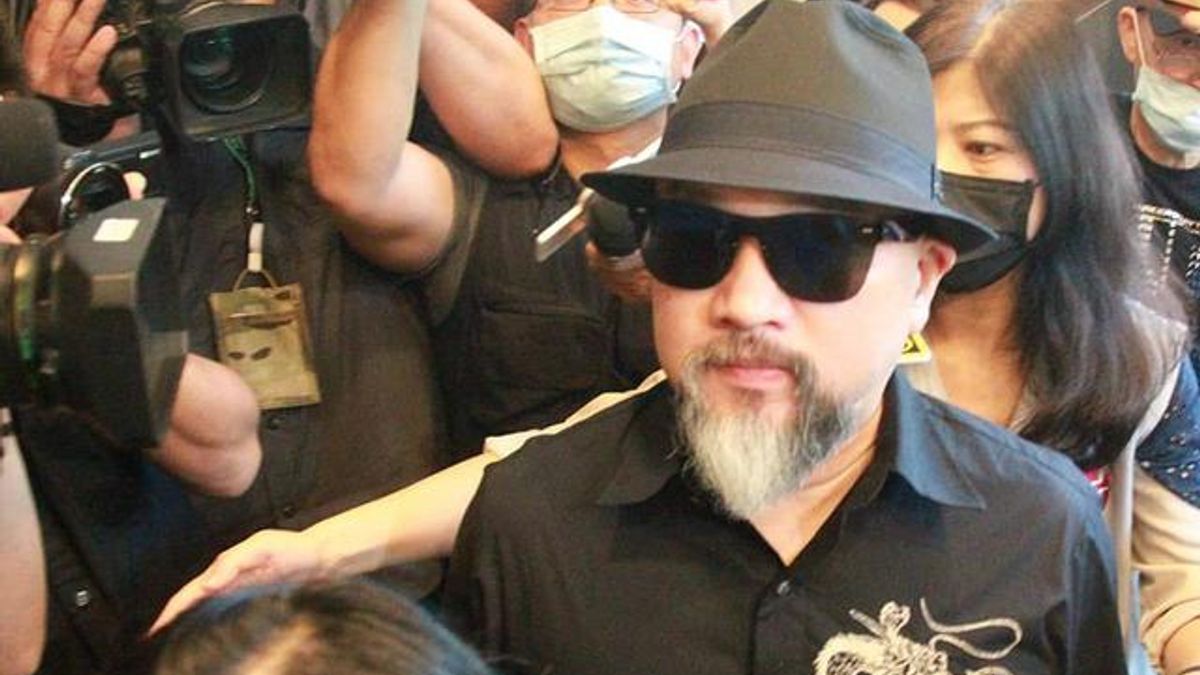 劉真靈堂開放弔唁的第一天,辛龍一身黑帽黑襯衫,都是為了穿給劉真看。(圖/取自網路) 劉真靈堂開放弔唁的第一天,辛龍一身黑帽黑襯衫,都是為了穿給劉真看。(圖/取自網路)