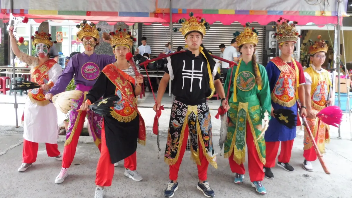 國際志工著古服飾彩繪臉譜 體驗八家將傳統藝陣