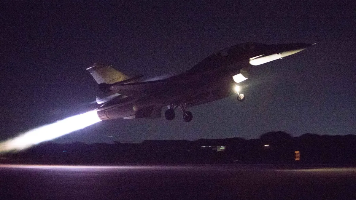 F-16施放熱焰彈歡迎亞運英雄返台,是國內首次嘗試。圖為F-16升空迎接選手。(軍聞社提供)
