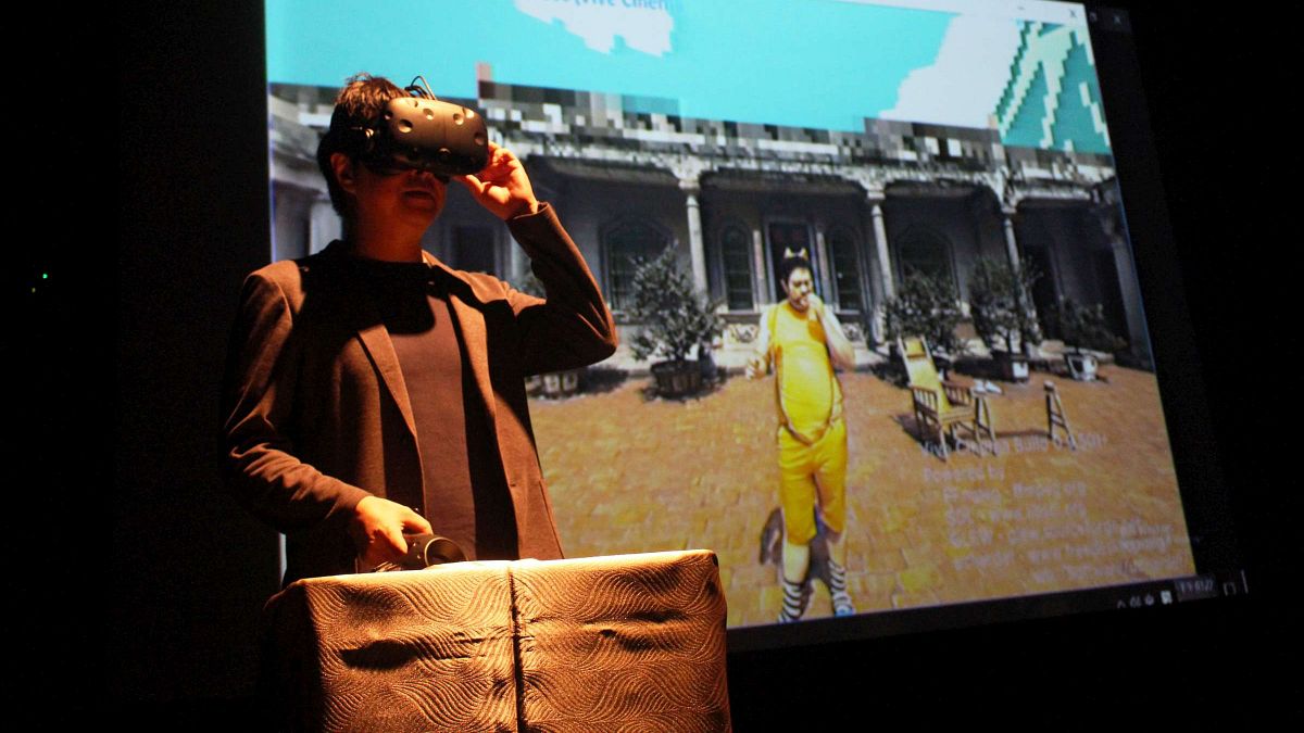 文化局局長尹立於現場更體驗導演徐漢強,創作的VR笑彈喜劇「全能元神宮改造王」(圖/高雄電影館提供) 文化局局長尹立於現場更體驗導演徐漢強,創作的VR笑彈喜劇「全能元神宮改造王」(圖/高雄電影館提供)