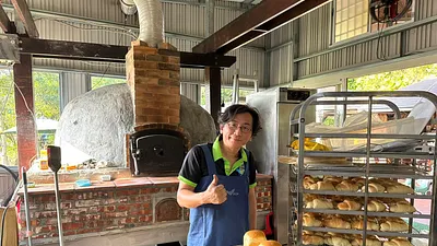 賴先生參加烘焙職前訓練,甚至研發出窯烤米麵包,頗受消費者好評。(圖/勞動力發展署雲嘉南分署提供)