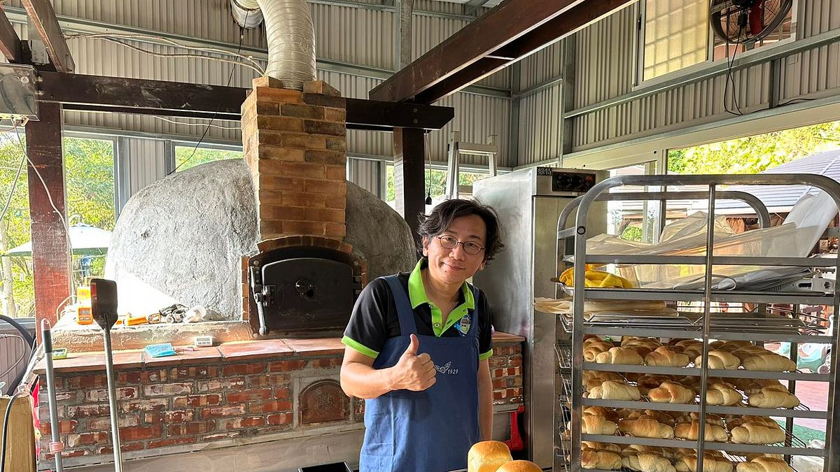 賴先生參加烘焙職前訓練,甚至研發出窯烤米麵包,頗受消費者好評。(圖/勞動力發展署雲嘉南分署提供) 賴先生參加烘焙職前訓練,甚至研發出窯烤米麵包,頗受消費者好評。(圖/勞動力發展署雲嘉南分署提供)