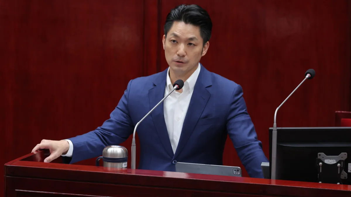 地方選舉的腳步日益臨近,各陣營支持者的網路空戰也進入白熱化階段。(圖/中央社記者翁睿坤攝)