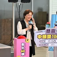 「2026彰化GO購」消費抽獎活動8日於縣府中庭舉辦抽獎直播,抽出百萬現金幸運得主。(圖/彰化縣政府) 「2026彰化GO購」消費抽獎活動8日於縣府中庭舉辦抽獎直播,抽出百萬現金幸運得主。(圖/彰化縣政府)
