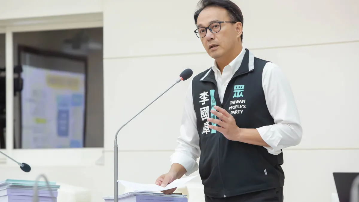 民眾黨籍議員李國璋14日質詢時指出,按照綠營議員的邏輯標準,豐邑應該是「綠友友」。(圖/竹市議員李國璋提供)