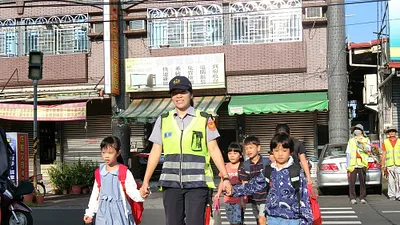 收心上學去 正妹女警用心守護開學學童