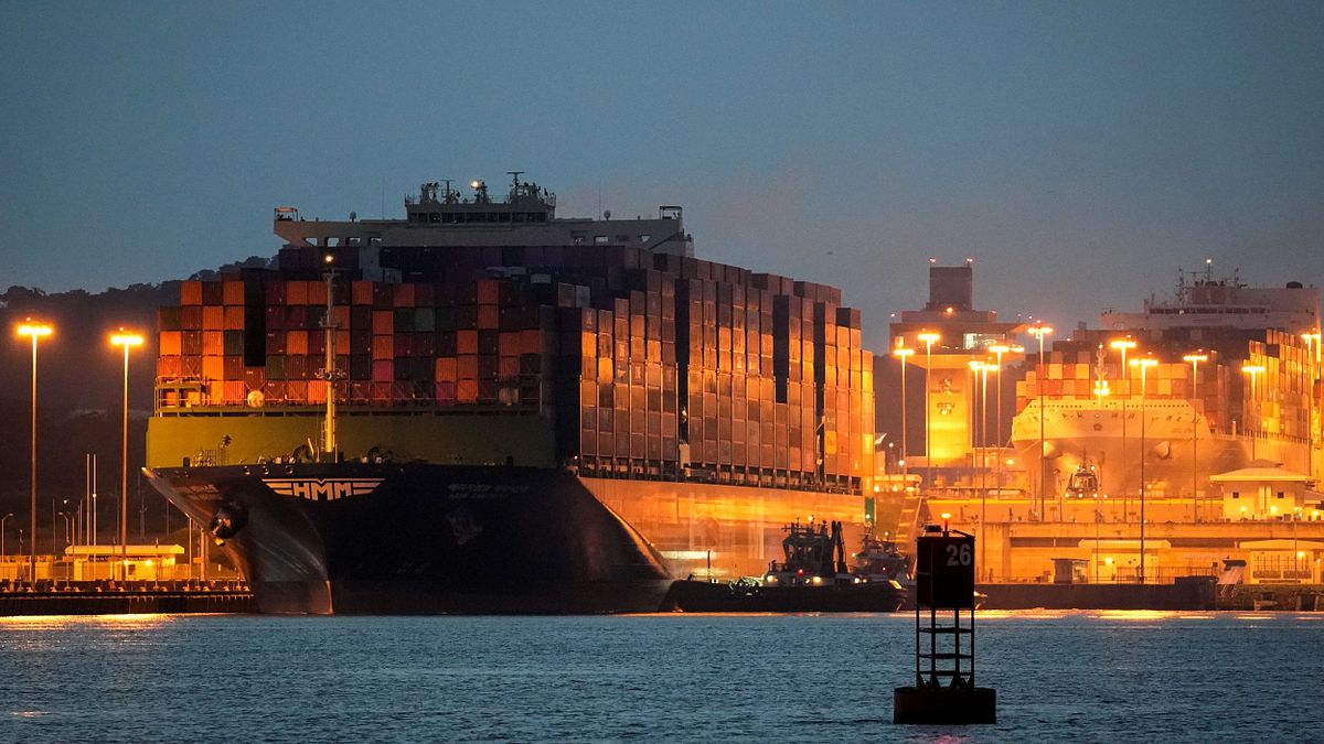 等待進入和通過巴拿馬運河的貨櫃船。(美聯社) 等待進入和通過巴拿馬運河的貨櫃船。(美聯社)