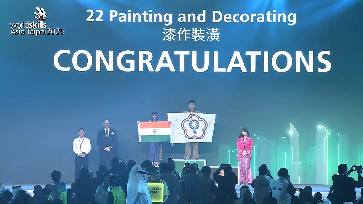 「漆作裝潢」國手洪錦瑋(中)榮獲2025亞洲技能競賽金牌。(圖/勞動力發展署雲嘉南分署提供) 「漆作裝潢」國手洪錦瑋(中)榮獲2025亞洲技能競賽金牌。(圖/勞動力發展署雲嘉南分署提供)