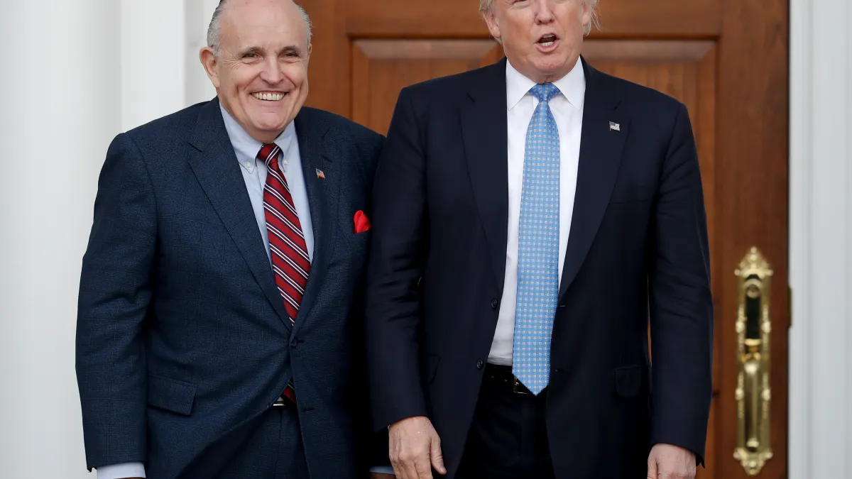 美國總統川普(右)與其好友兼親信、紐約市前市長朱利安尼( Rudolph Giuliani)(AP)