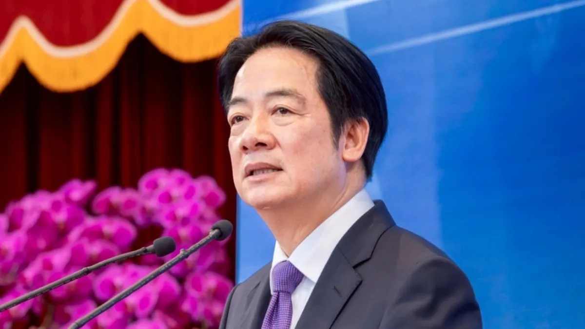 台灣總統賴清德在執政兩週年記者會上,直言兩岸、國防與國會僵局是當前挑戰,但政府將提出規模1000億元計畫,協助中小微企業及傳統產業加速升級轉型,研擬未來規劃 0 至 18 歲成長津貼,每人每月 5000 元。(圖/取自FB@賴清德)