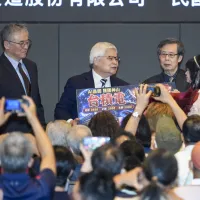 TSMC held its annual shareholders' meeting in Hsinchu on the 4th, where minority shareholders presented flowers to Chairman and President C.C. Wei (second from left, rear) in a show of support. (CNA) TSMC held its annual shareholders' meeting in Hsinchu on the 4th, where minority shareholders presented flowers to Chairman and President C.C. Wei (second from left, rear) in a show of support. (CNA)
