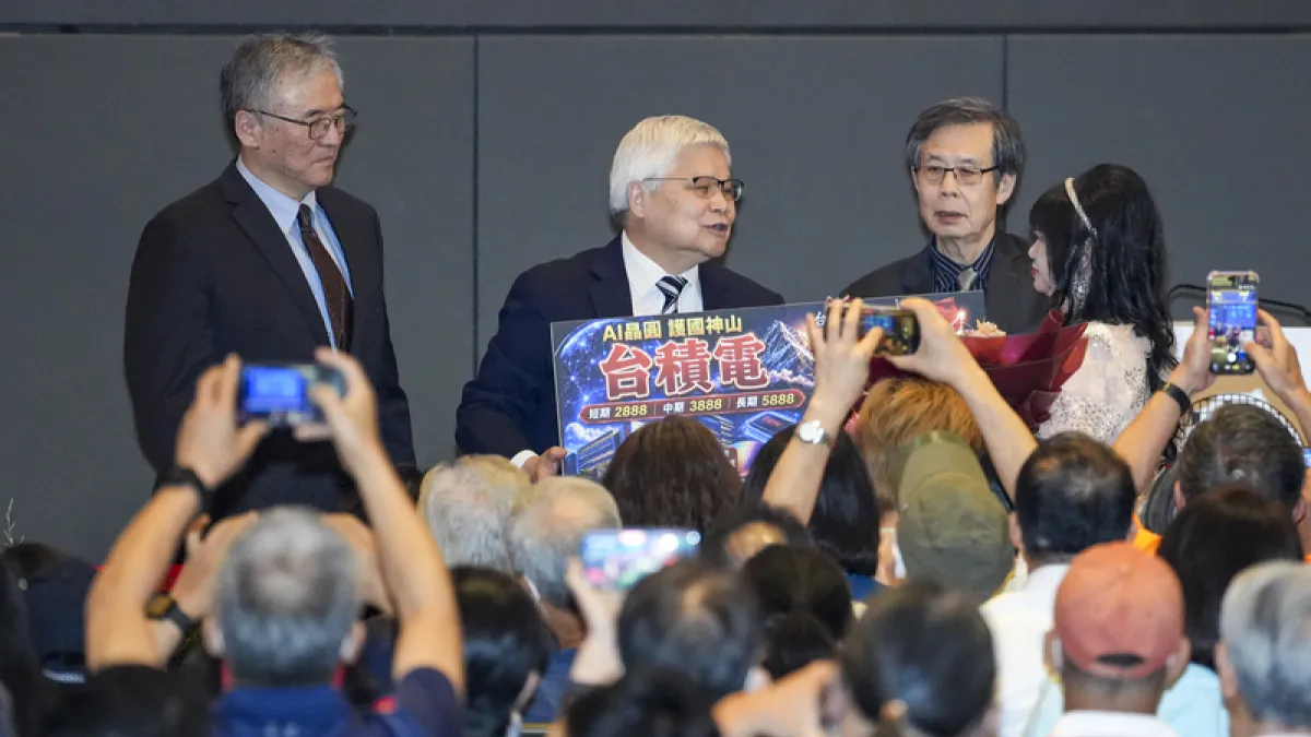 TSMC held its annual shareholders' meeting in Hsinchu on the 4th, where minority shareholders presented flowers to Chairman and President C.C. Wei (second from left, rear) in a show of support. (CNA)
