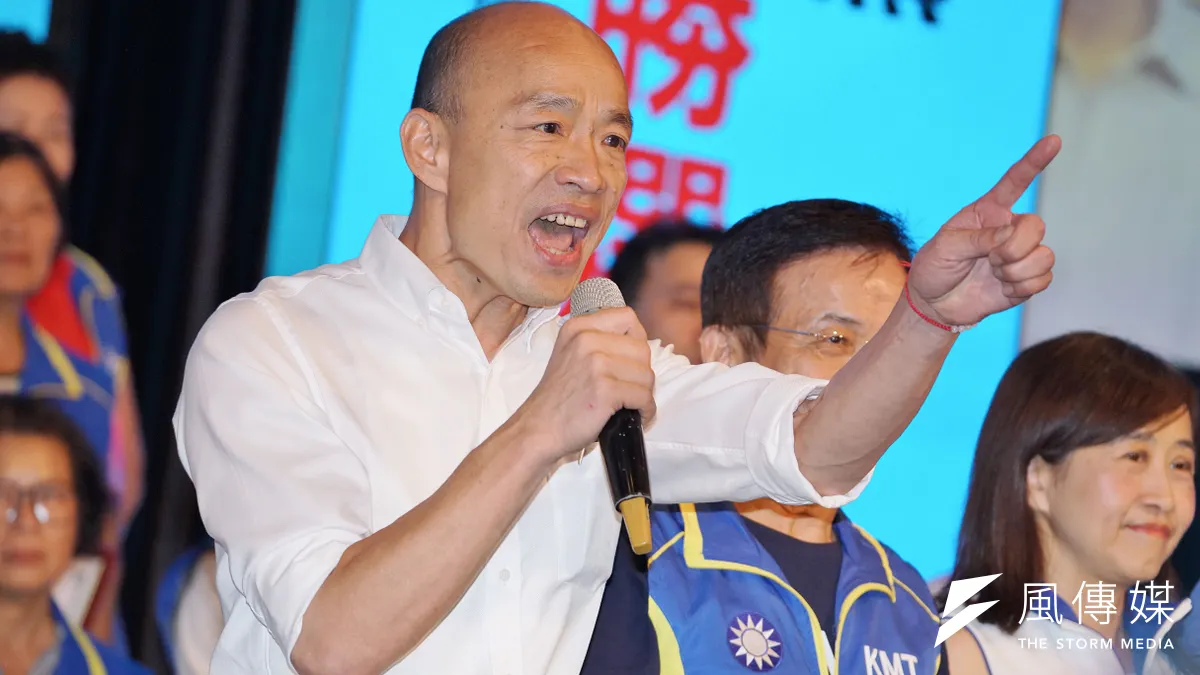 《旺旺中時》艾普羅13日公布民調指出,若國民黨總統參選人韓國瑜(見圖)在藍綠一對一的情況下,將落後給總統蔡英文;另在「三腳督」的情況下,韓國瑜甚至位居最後。(資料照,盧逸峰攝) 《旺旺中時》艾普羅13日公布民調指出,若國民黨總統參選人韓國瑜(見圖)在藍綠一對一的情況下,將落後給總統蔡英文;另在「三腳督」的情況下,韓國瑜甚至位居最後。(資料照,盧逸峰攝)