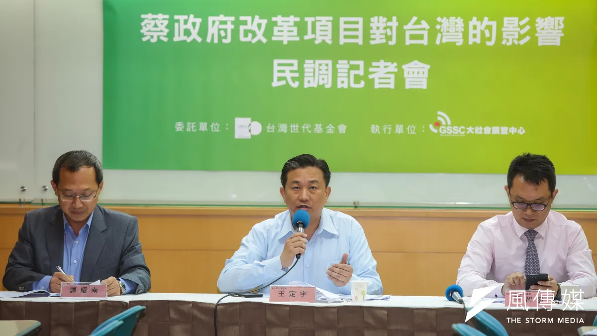民進黨立委王定宇1日出席台灣世代智庫「蔡政府改革項目對台灣的影響」民調記者會,並表示,有70.3%民眾認為三中案應重啟調查,這是紮紮實實的耳光,打在當初簽結的檢察官身上。(顏麟宇攝)