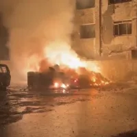 台南市安南區海佃路22日凌晨發生住宅區空地廢棄物起火爆炸,延燒8戶及20輛車。(中央社) 台南市安南區海佃路22日凌晨發生住宅區空地廢棄物起火爆炸,延燒8戶及20輛車。(中央社)