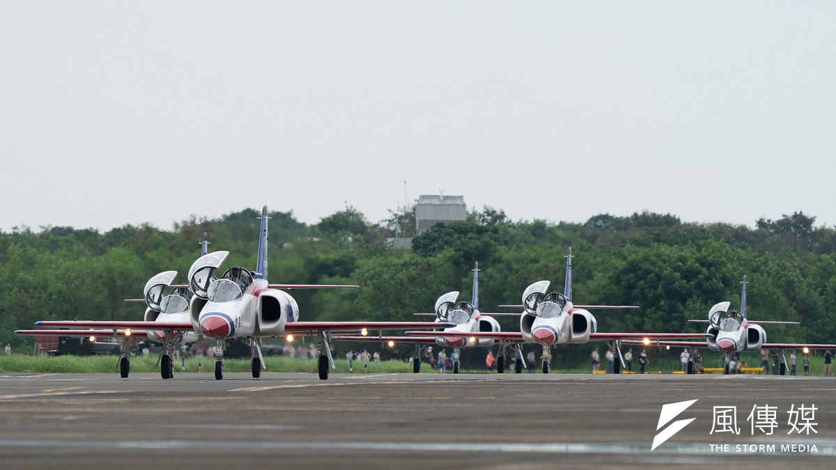「113年全民國防知性之旅」10日登場,因天候影響,雷虎小組無法進行飛行表演,改以大象走路滑行致意。(傅啟禎攝) 「113年全民國防知性之旅」10日登場,因天候影響,雷虎小組無法進行飛行表演,改以大象走路滑行致意。(傅啟禎攝)