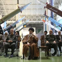 2023年11月19日、軍司令官らとともに革命防衛隊の装備を視察するイランの最高指導者ハメネイ師(中央)。(写真/AP通信提供) 2023年11月19日、軍司令官らとともに革命防衛隊の装備を視察するイランの最高指導者ハメネイ師(中央)。(写真/AP通信提供)