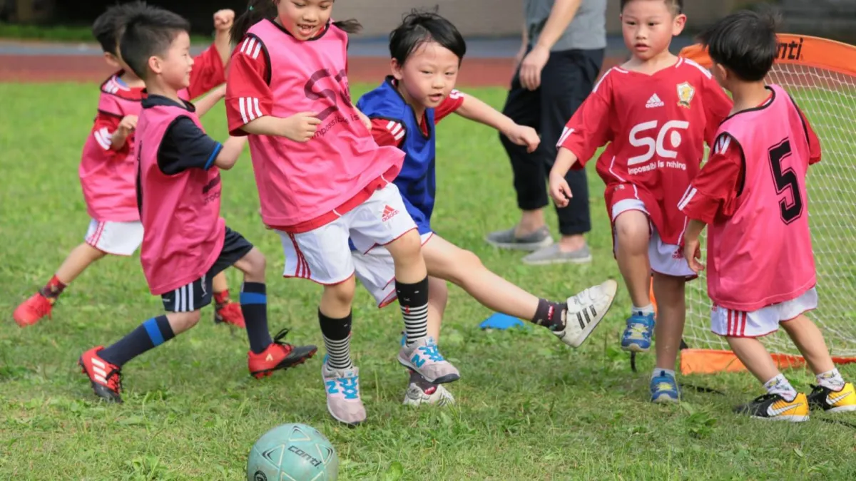作者指出,雖然大談各公立幼兒園要開辦課後托育,但托育時間又不到位,試問都會區有幾個家庭可以免強趕上接送的時間。(資料照,鍾昆翰教練提供)