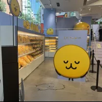 LINE FRIENDS SQUARE SHIBUYAで開催中の「えもじの子(仮)」ポップアップストアは連日多くの来場者でにぎわい、完売商品も相次いでいる。10月16日からは大阪での開催も予定され、その後は全国各地を巡回する。(黄信維撮影) LINE FRIENDS SQUARE SHIBUYAで開催中の「えもじの子(仮)」ポップアップストアは連日多くの来場者でにぎわい、完売商品も相次いでいる。10月16日からは大阪での開催も予定され、その後は全国各地を巡回する。(黄信維撮影)