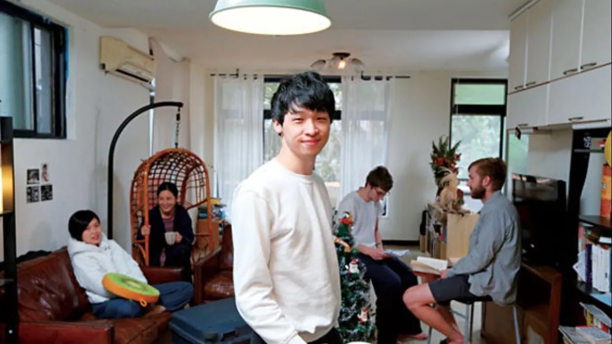 潘信榮(中)與室友時常聚在開放式的廚房與客廳,一起工作、料理三餐,讓旅外租屋生活也能有家的感覺。 (攝影者.潘信榮)