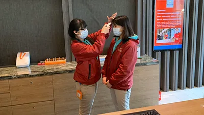 為使遊客安心出遊及消費,新北市旅館工作人員一律主動配戴口罩上班,上班前須量體溫,自主監測,若有發燒情況,即刻停止上班。(圖/新北市觀光旅遊局提供)