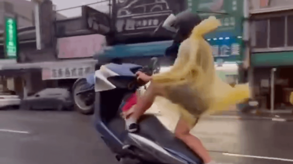 「翹孤輪」耍帥代價高:最高罰3.6萬元並吊扣牌照6個月,還可能賠上性命!圖片來源:重機車友 ❘ 各區路況天氣、資訊分享中心 「翹孤輪」耍帥代價高:最高罰3.6萬元並吊扣牌照6個月,還可能賠上性命!圖片來源:重機車友 ❘ 各區路況天氣、資訊分享中心