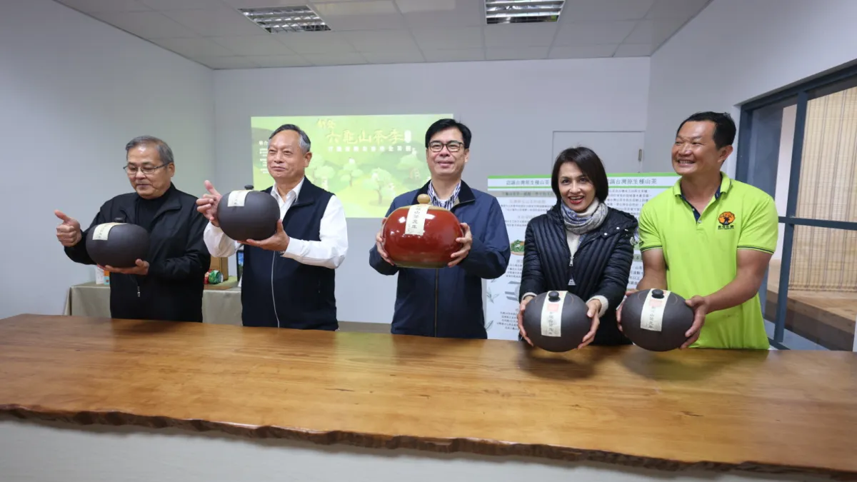 市長陳其邁出席活動,頒獎予六龜山茶評鑑23個得獎單位。(圖/高市府提供)