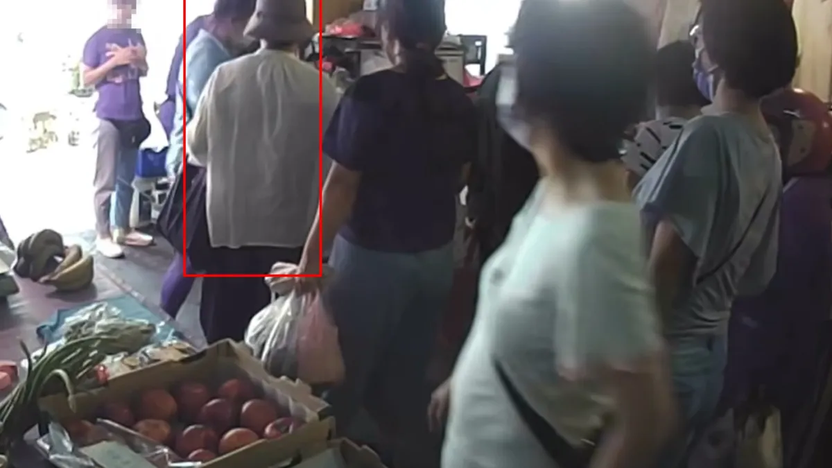 在眾目睽睽之下,婦女還是對小女孩施暴。(圖/翻攝自FB/●【爆料公社二社】●)